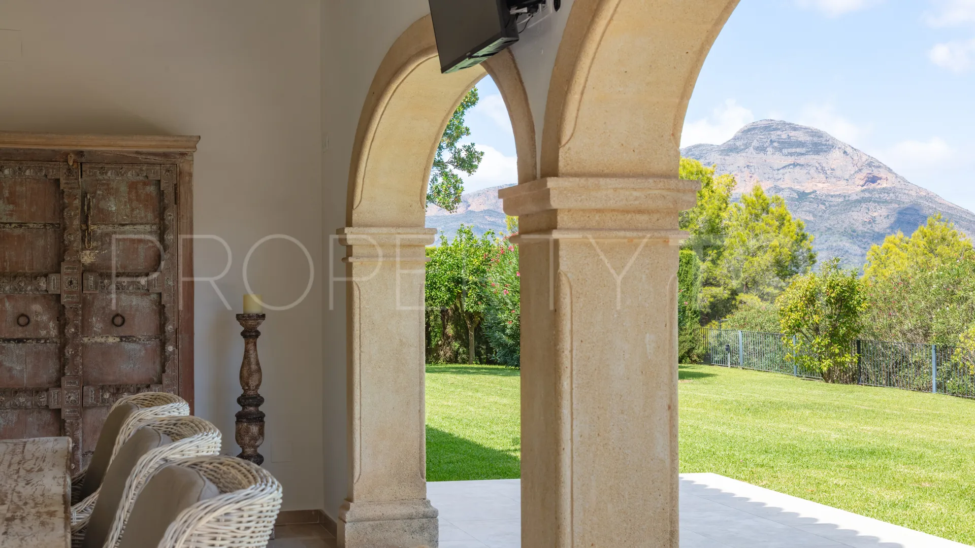 Villa in La Lluca for sale