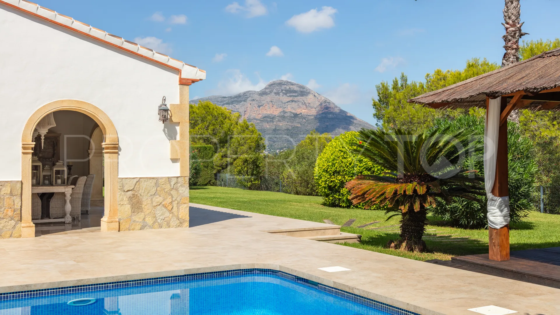 Villa in La Lluca for sale