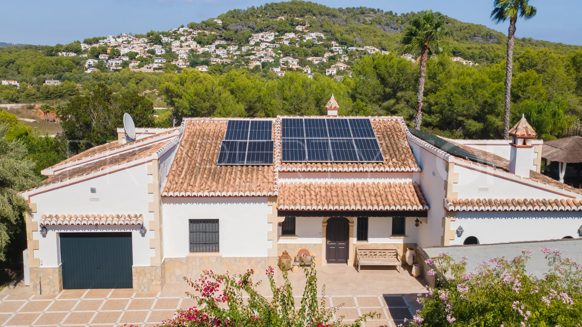 Villa in La Lluca for sale