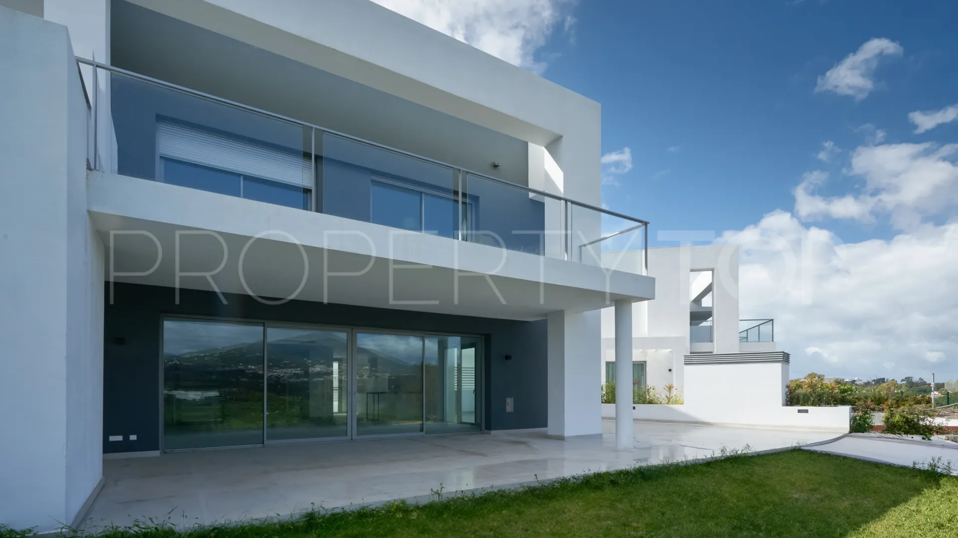 Se vende villa pareada en Guadalmina Alta de 3 dormitorios