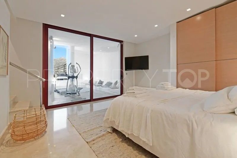 7 bedrooms Nueva Andalucia villa for sale