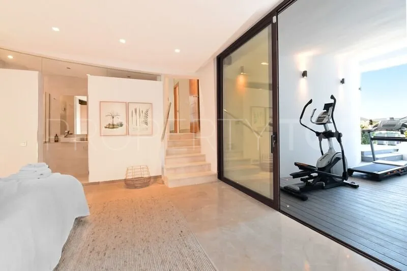 7 bedrooms Nueva Andalucia villa for sale