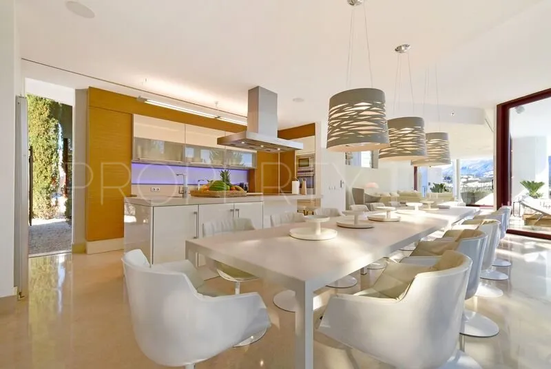 7 bedrooms Nueva Andalucia villa for sale