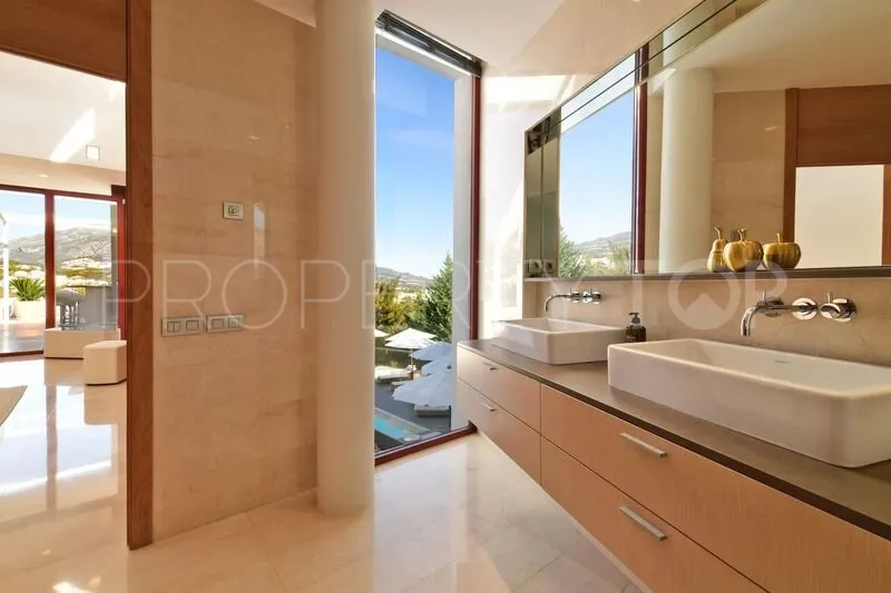 7 bedrooms Nueva Andalucia villa for sale