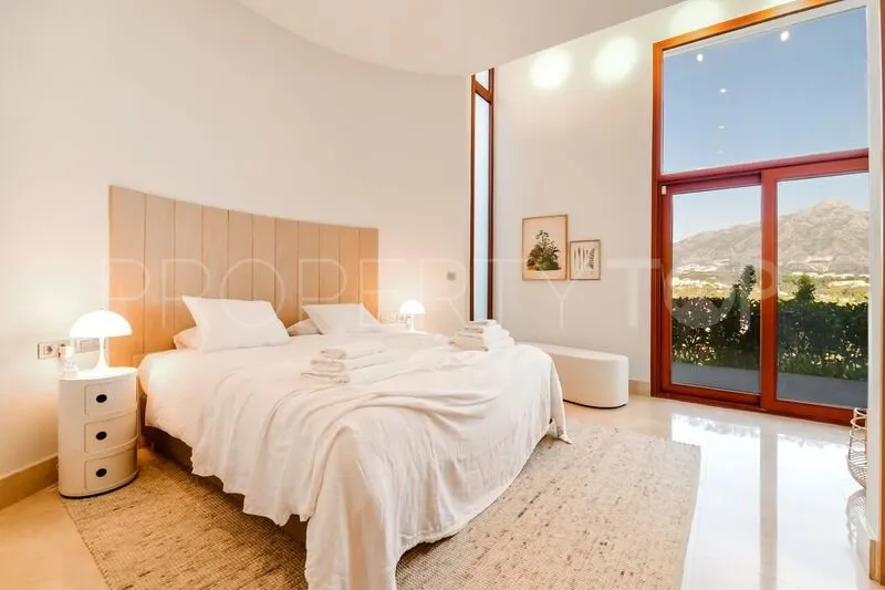 7 bedrooms Nueva Andalucia villa for sale
