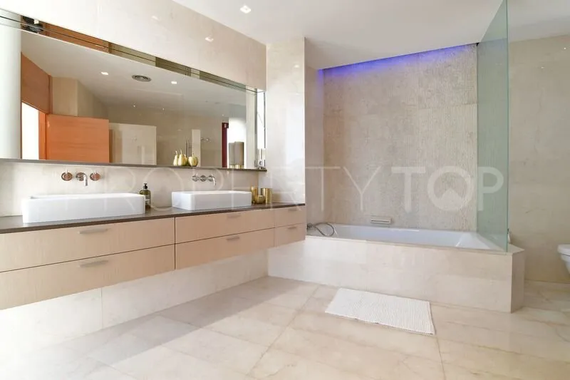7 bedrooms Nueva Andalucia villa for sale