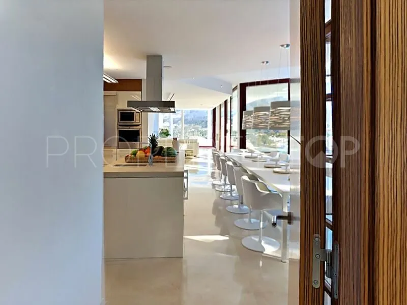 7 bedrooms Nueva Andalucia villa for sale