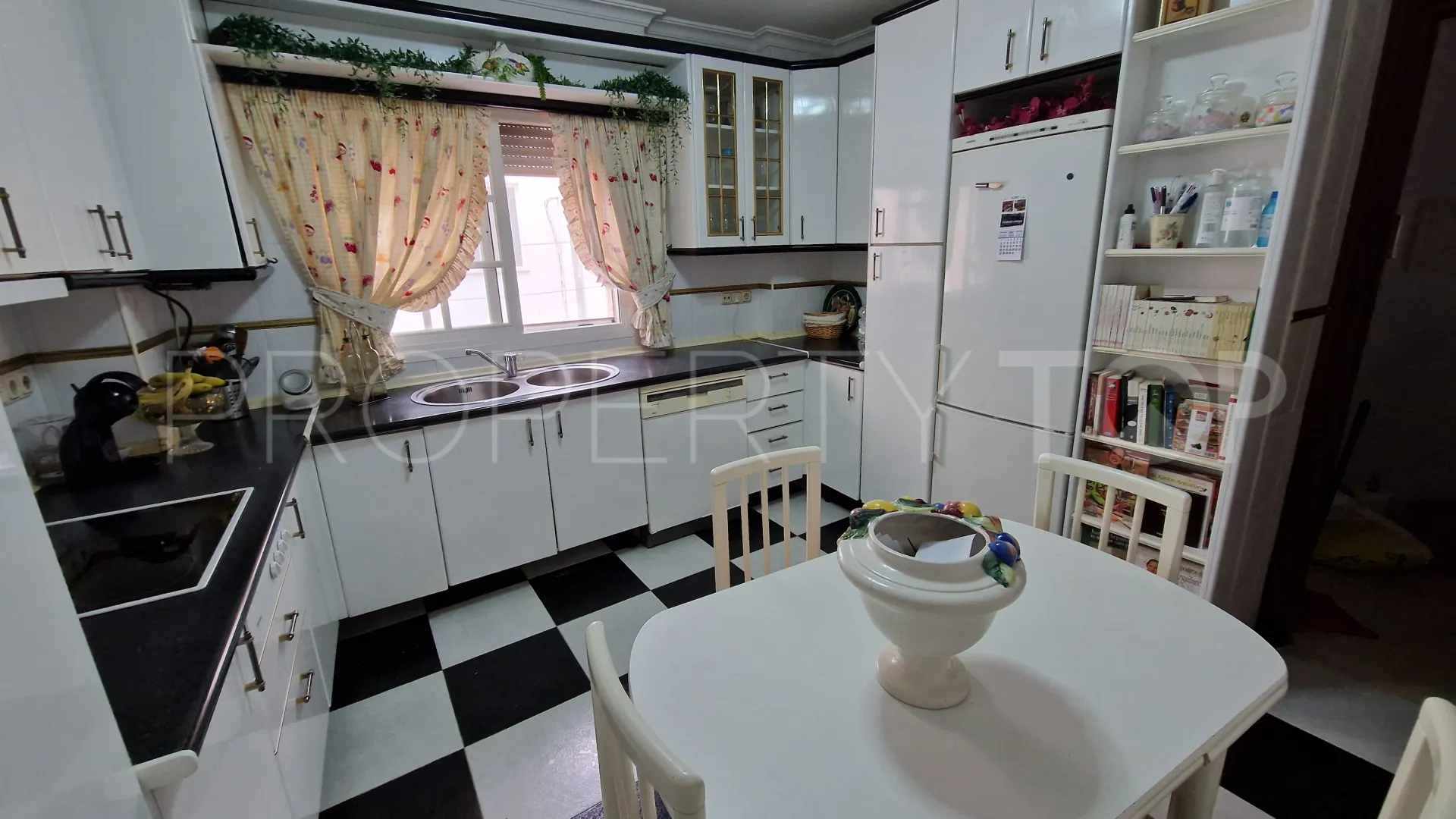 Estepona Town 2 bedrooms apartment for sale