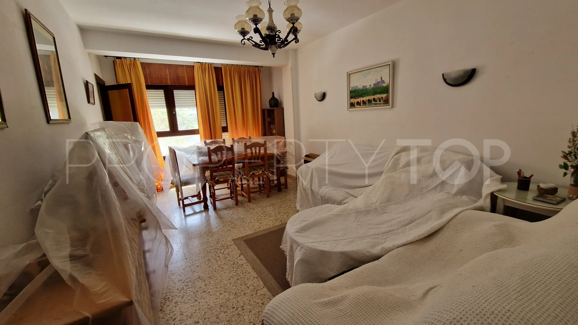 Apartamento de 3 dormitorios en venta en Estepona Centro
