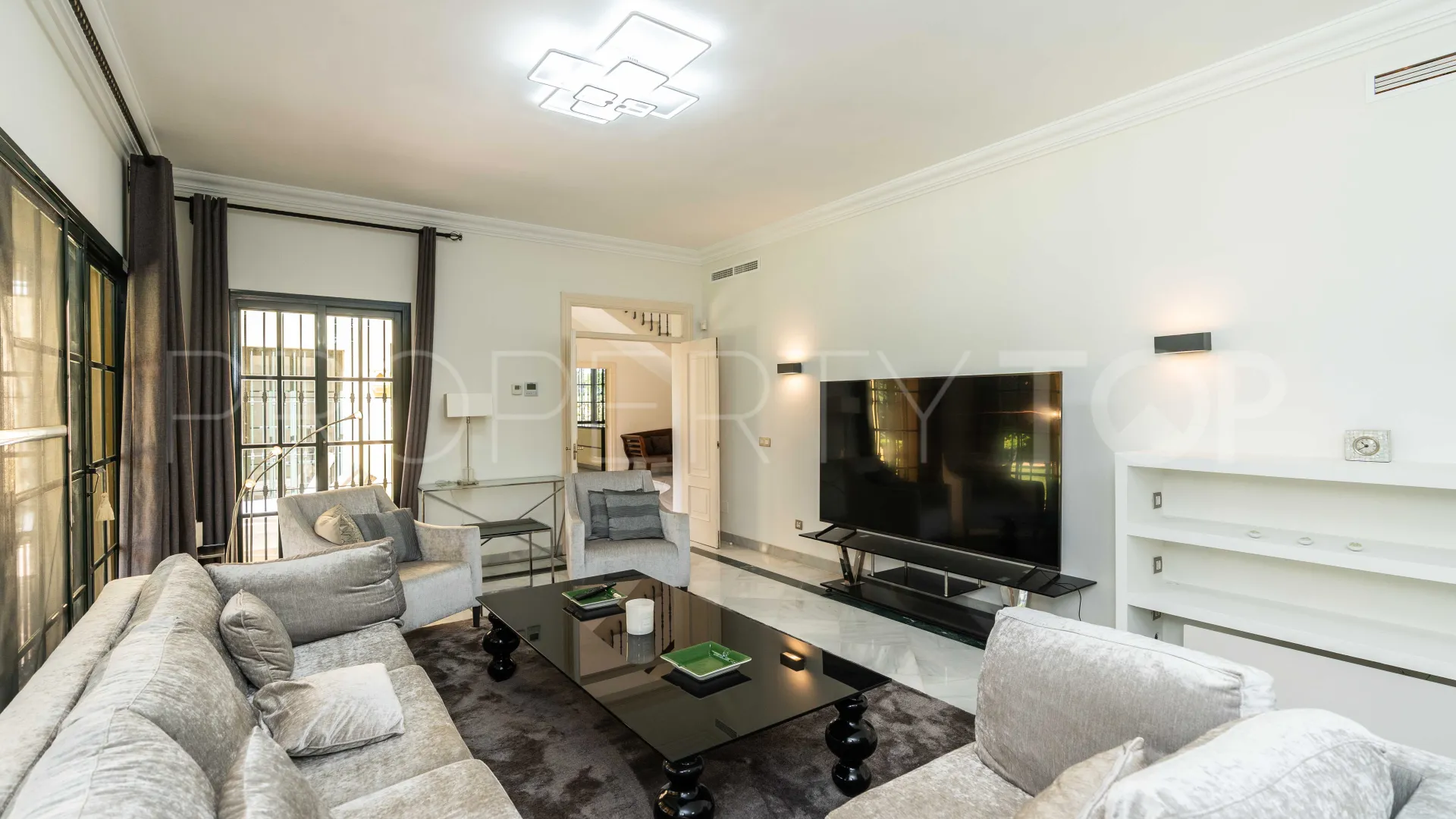 Villa a la venta de 6 dormitorios en Guadalmina Baja