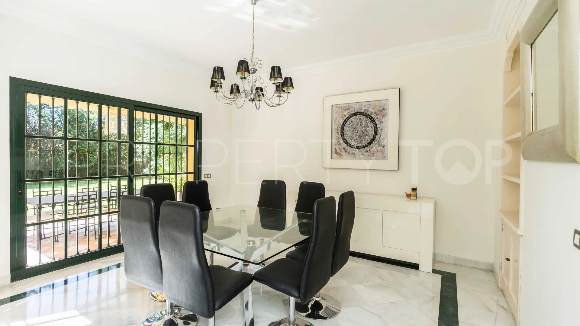Villa a la venta de 6 dormitorios en Guadalmina Baja