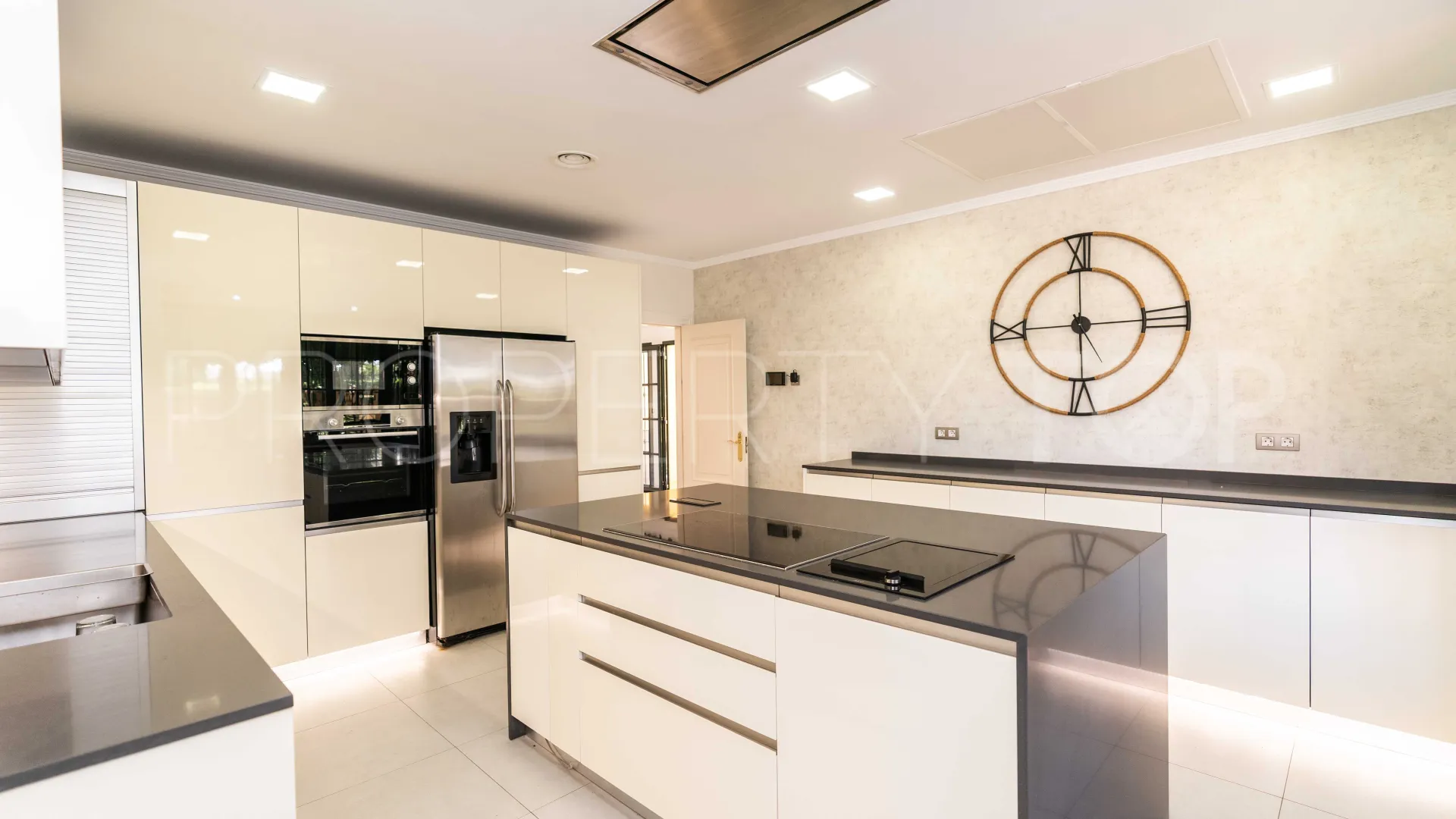 Villa a la venta de 6 dormitorios en Guadalmina Baja