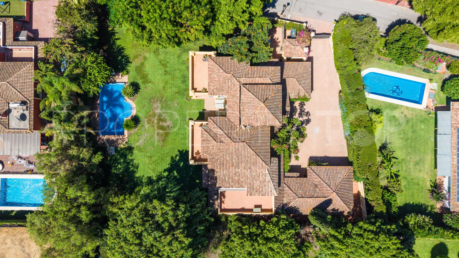 Villa a la venta de 6 dormitorios en Guadalmina Baja