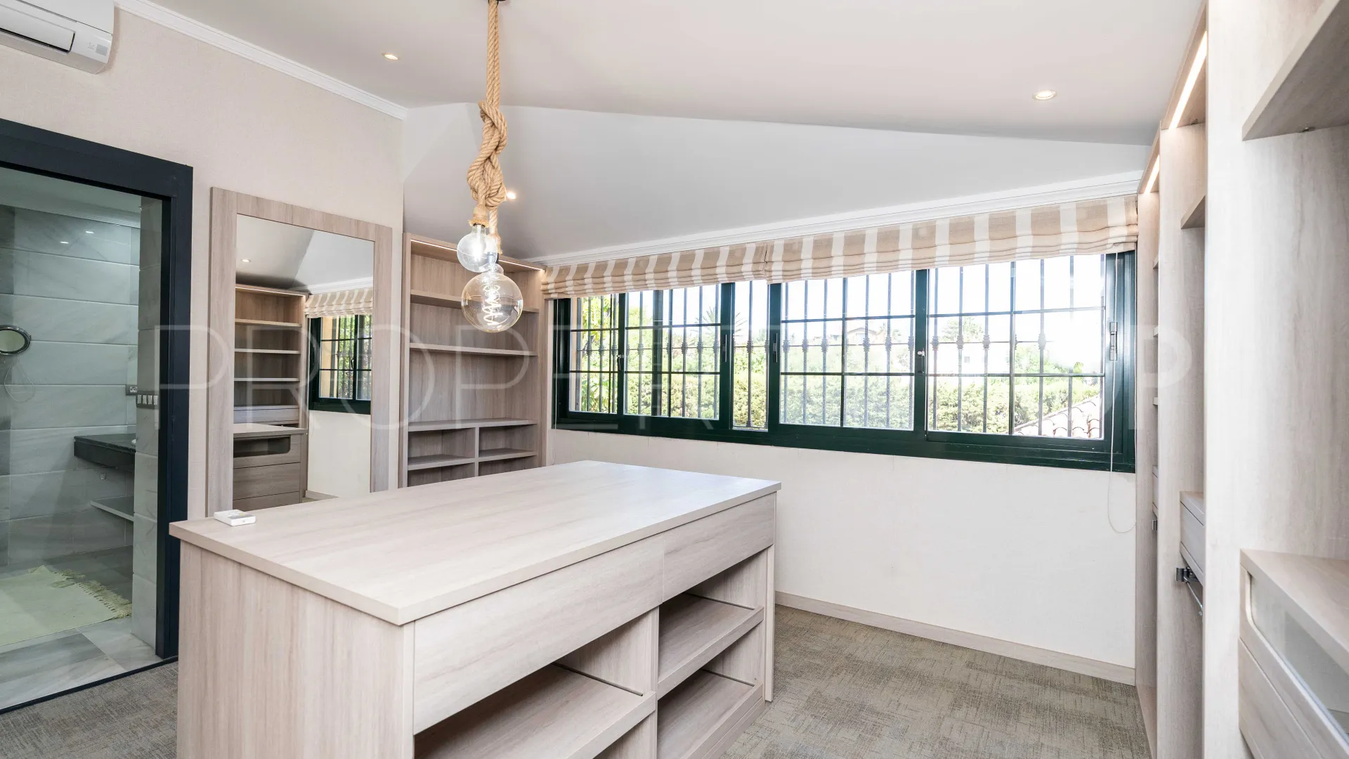 Villa a la venta de 6 dormitorios en Guadalmina Baja
