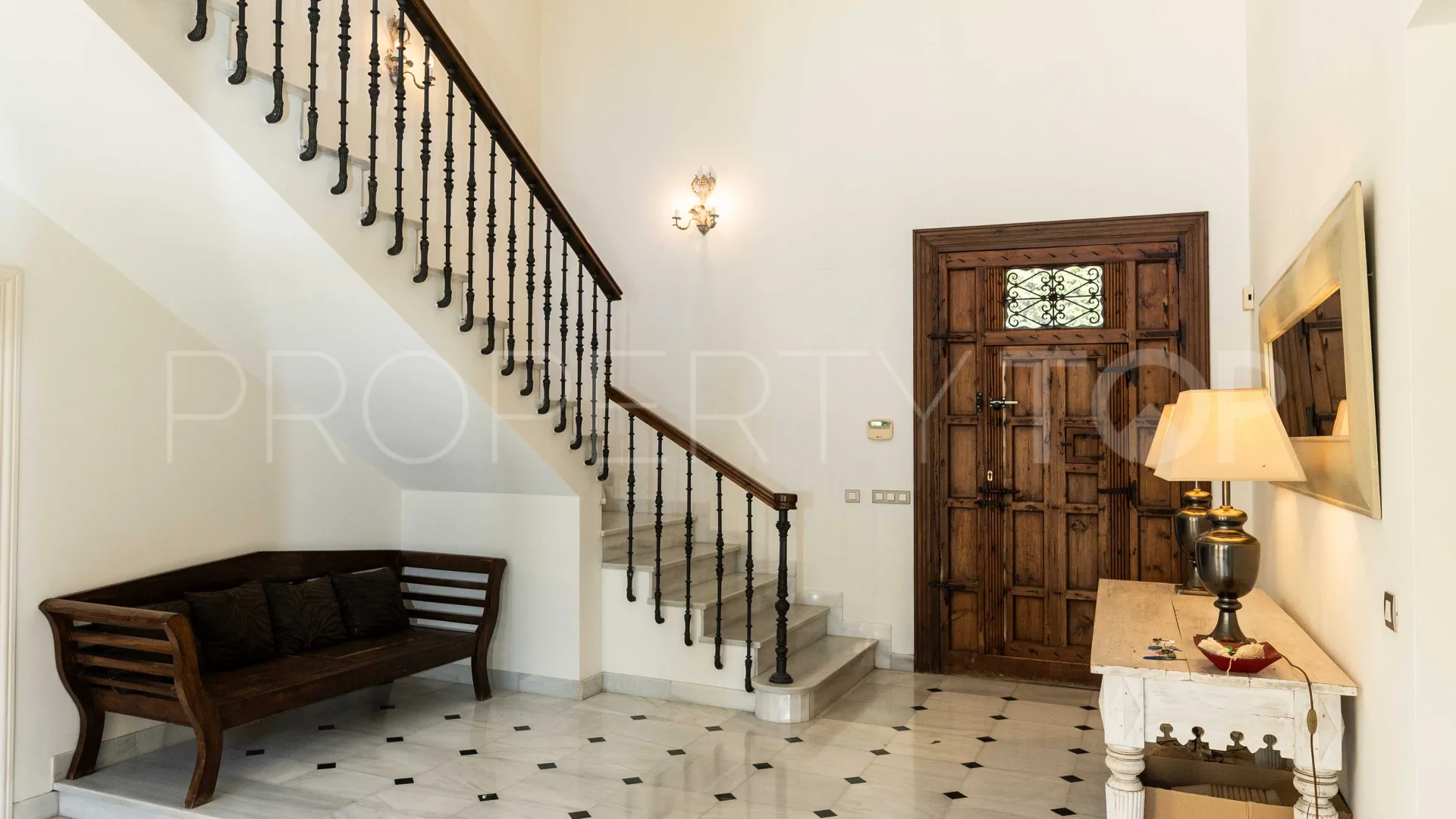 Villa a la venta de 6 dormitorios en Guadalmina Baja
