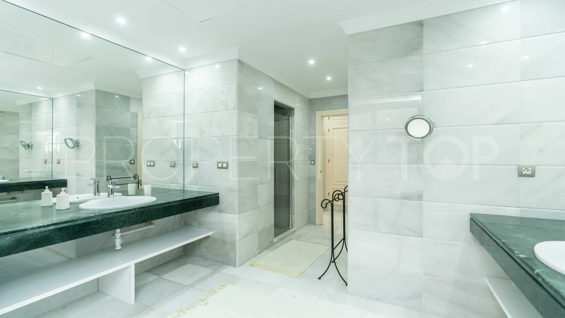 Villa a la venta de 6 dormitorios en Guadalmina Baja