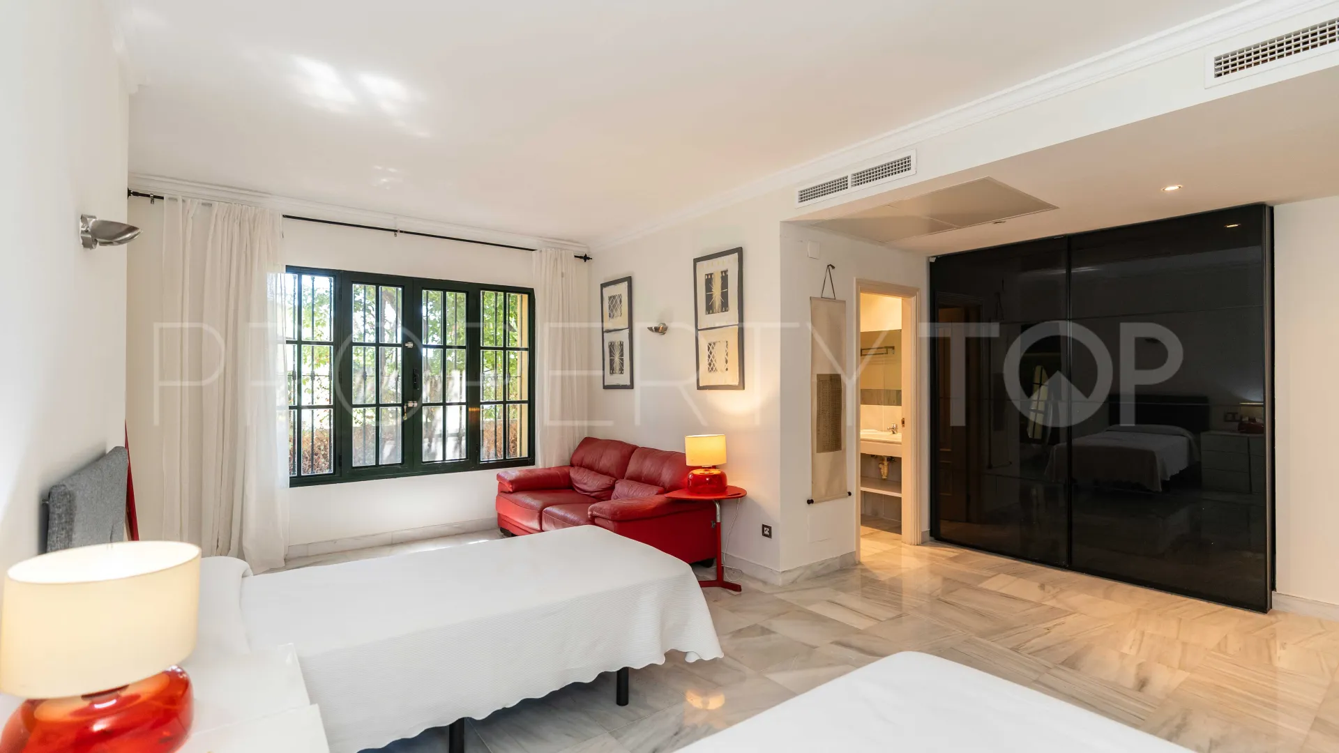 Villa a la venta de 6 dormitorios en Guadalmina Baja