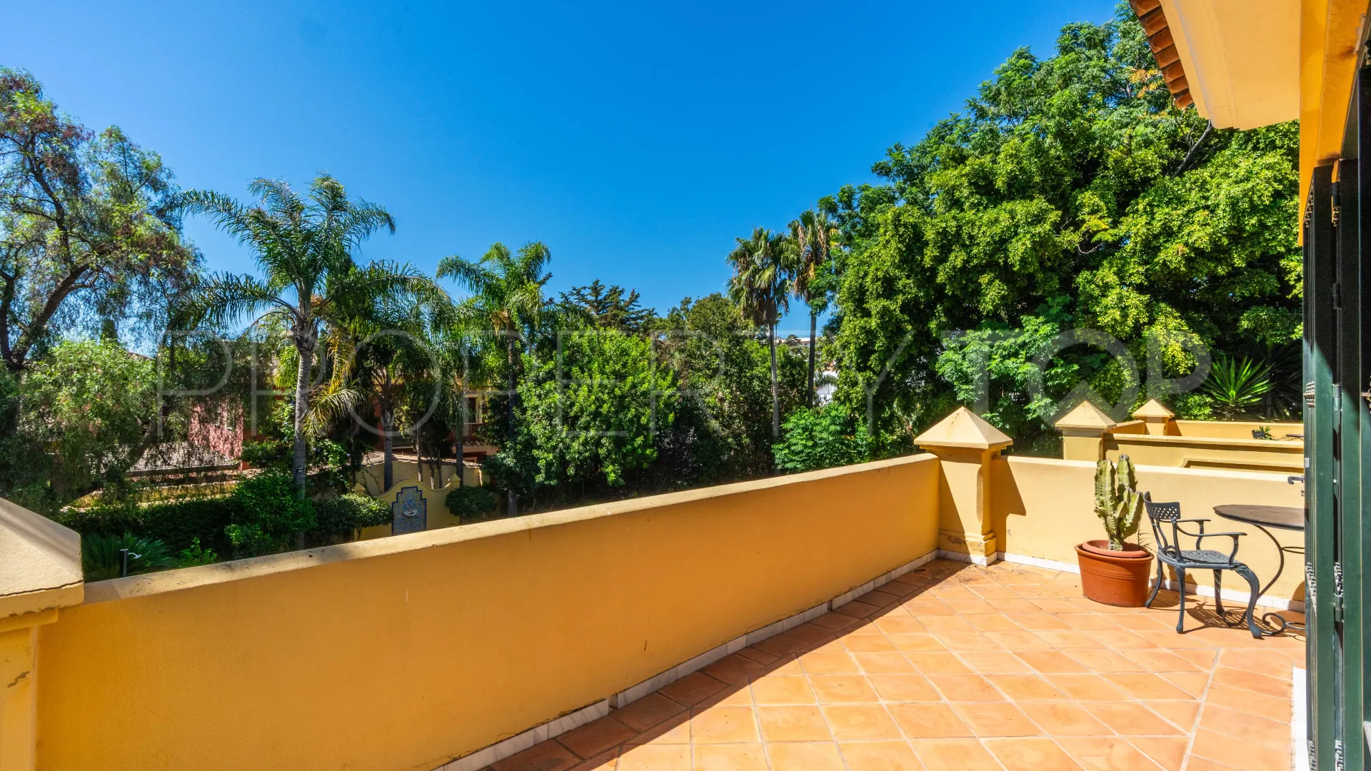 Villa a la venta de 6 dormitorios en Guadalmina Baja