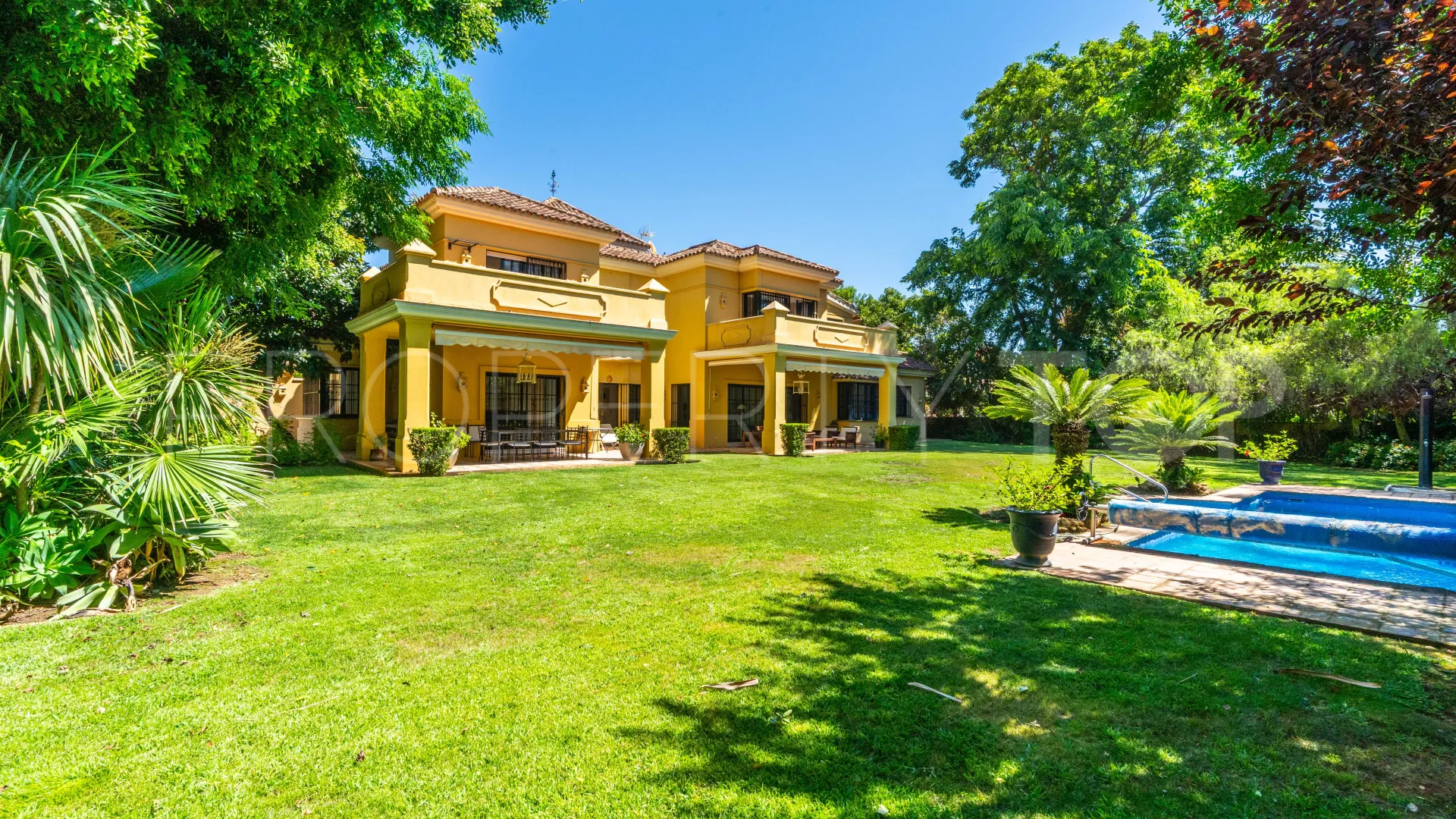 Villa a la venta de 6 dormitorios en Guadalmina Baja