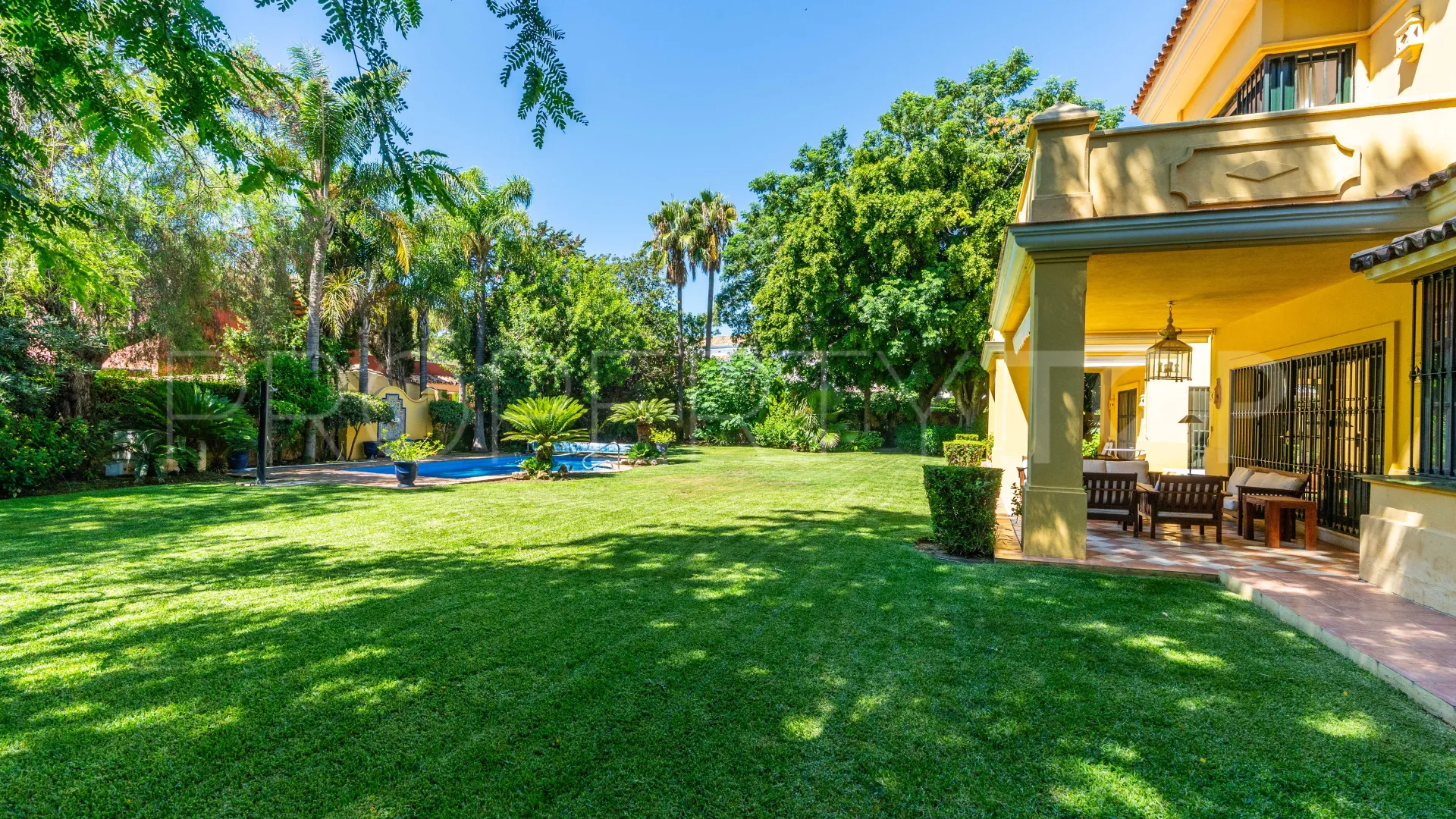 Villa a la venta de 6 dormitorios en Guadalmina Baja
