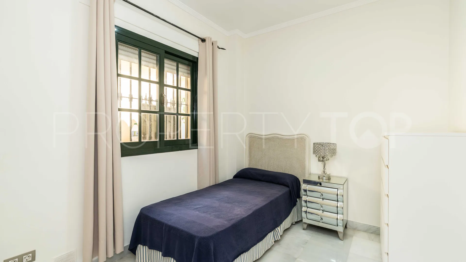 Villa a la venta de 6 dormitorios en Guadalmina Baja