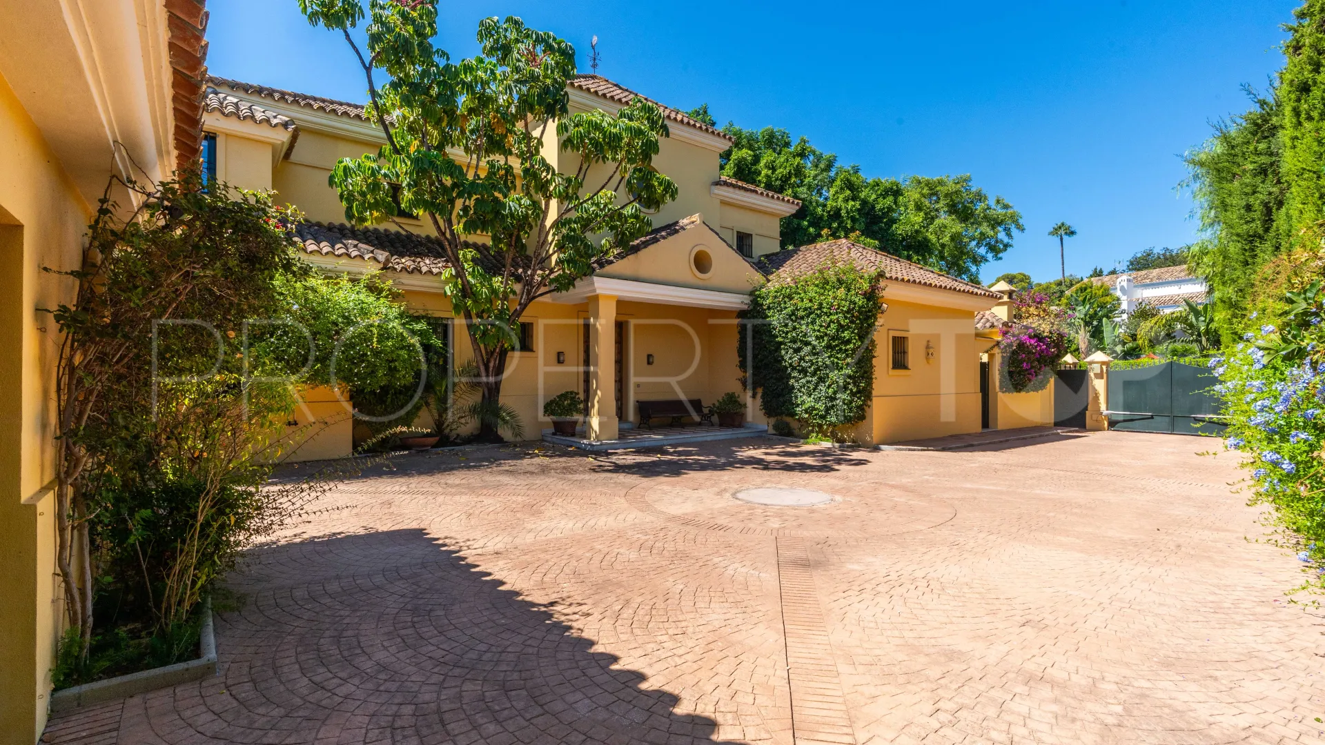 Villa a la venta de 6 dormitorios en Guadalmina Baja