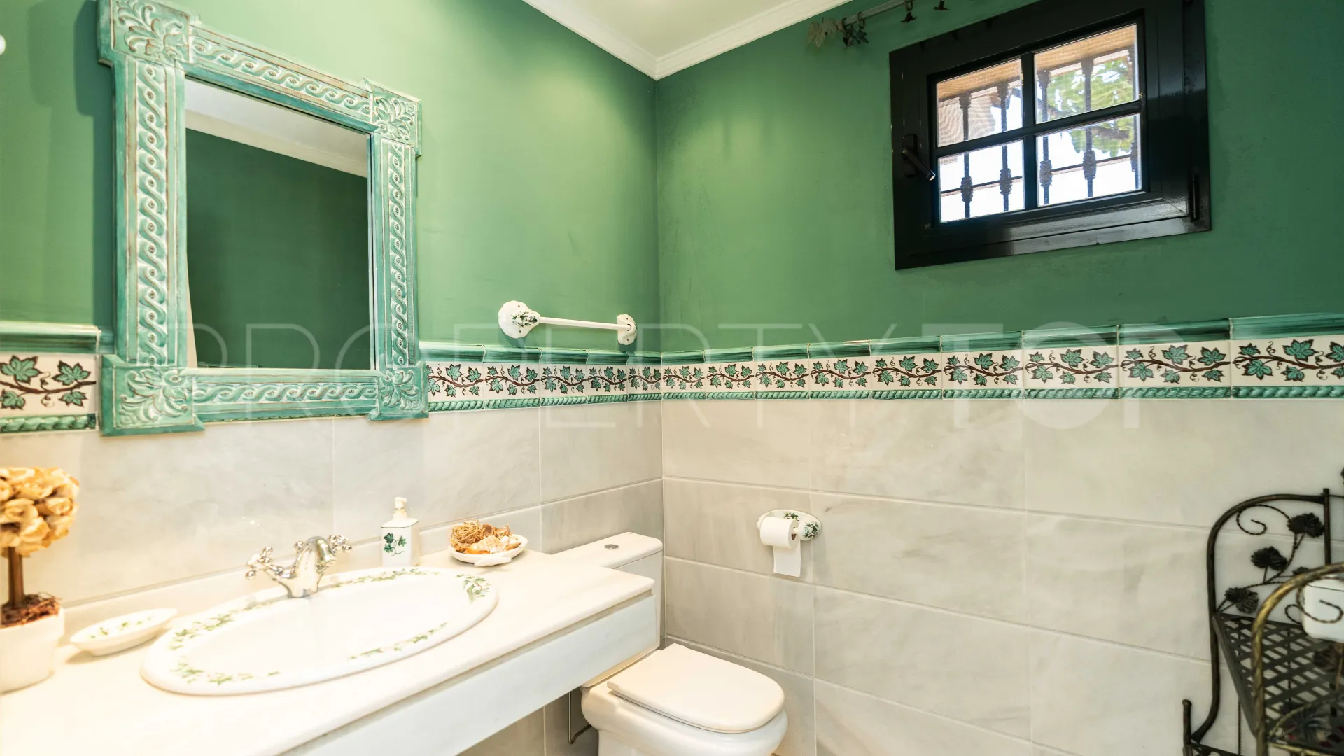 Villa a la venta de 6 dormitorios en Guadalmina Baja