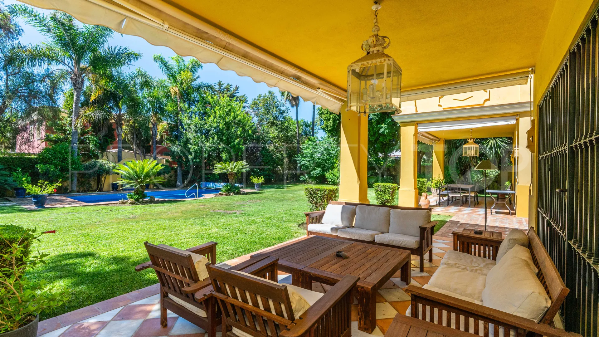 Villa a la venta de 6 dormitorios en Guadalmina Baja