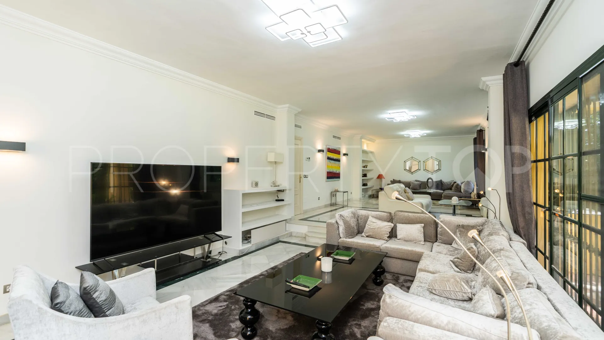 Villa a la venta de 6 dormitorios en Guadalmina Baja