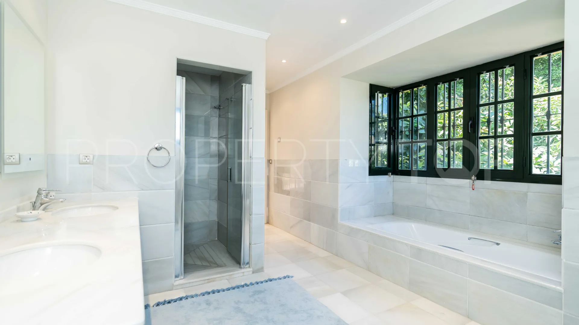 Villa a la venta de 6 dormitorios en Guadalmina Baja