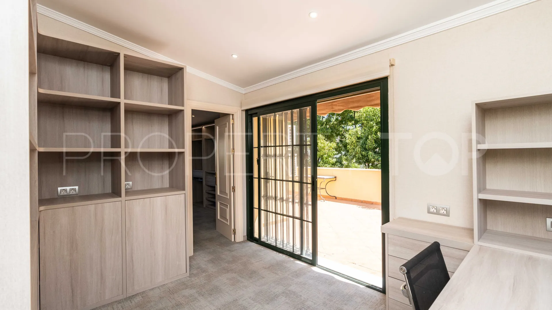 Villa a la venta de 6 dormitorios en Guadalmina Baja