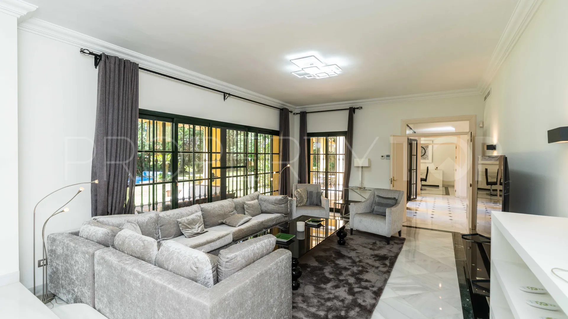 Villa a la venta de 6 dormitorios en Guadalmina Baja