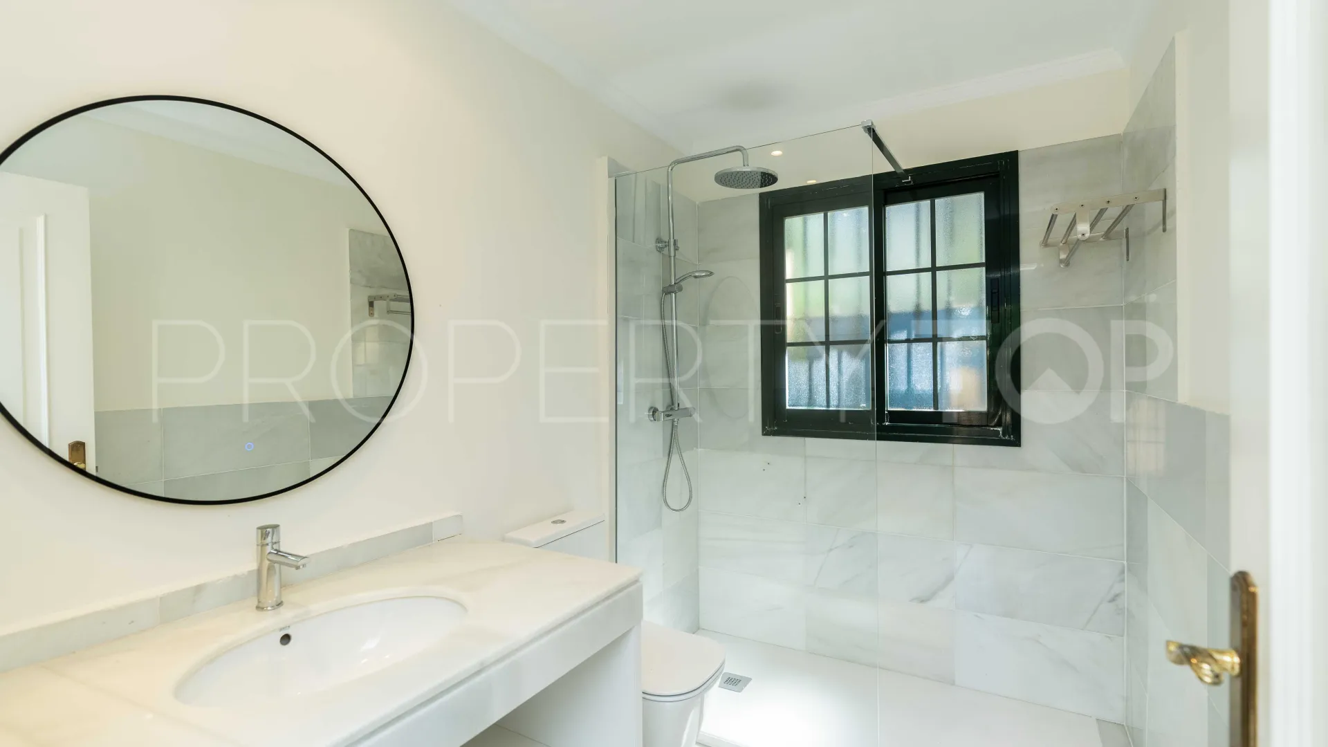 Villa a la venta de 6 dormitorios en Guadalmina Baja