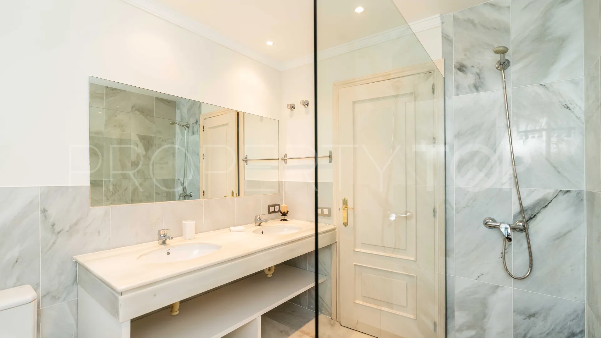 Villa a la venta de 6 dormitorios en Guadalmina Baja