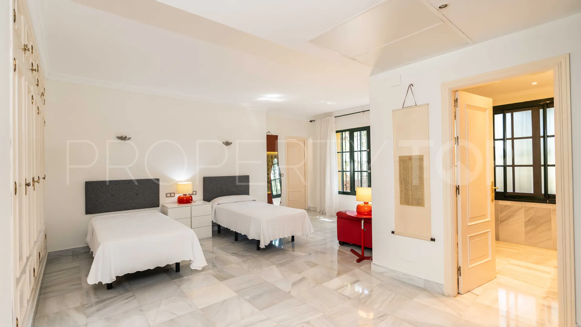 Villa a la venta de 6 dormitorios en Guadalmina Baja