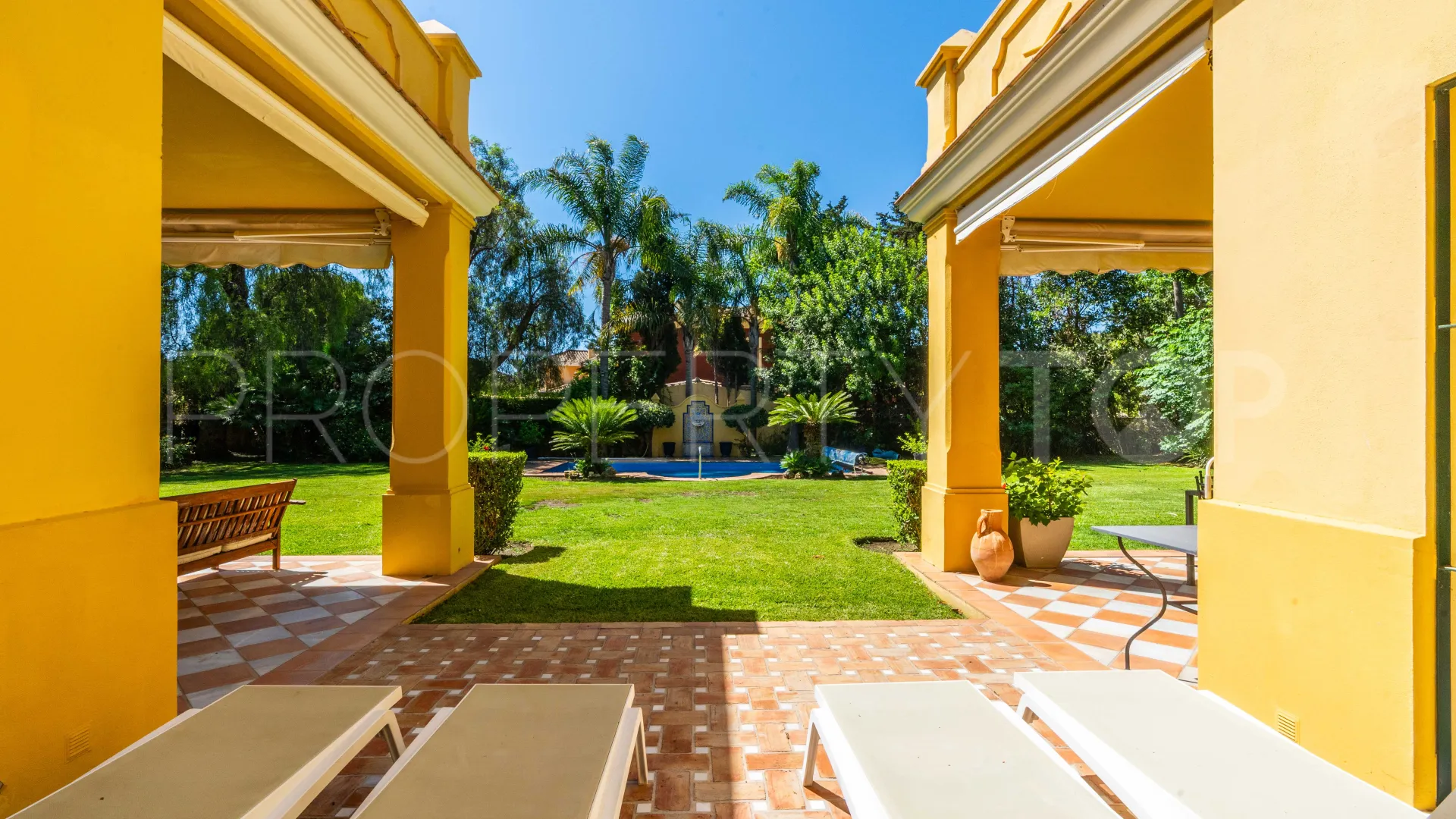 Villa a la venta de 6 dormitorios en Guadalmina Baja