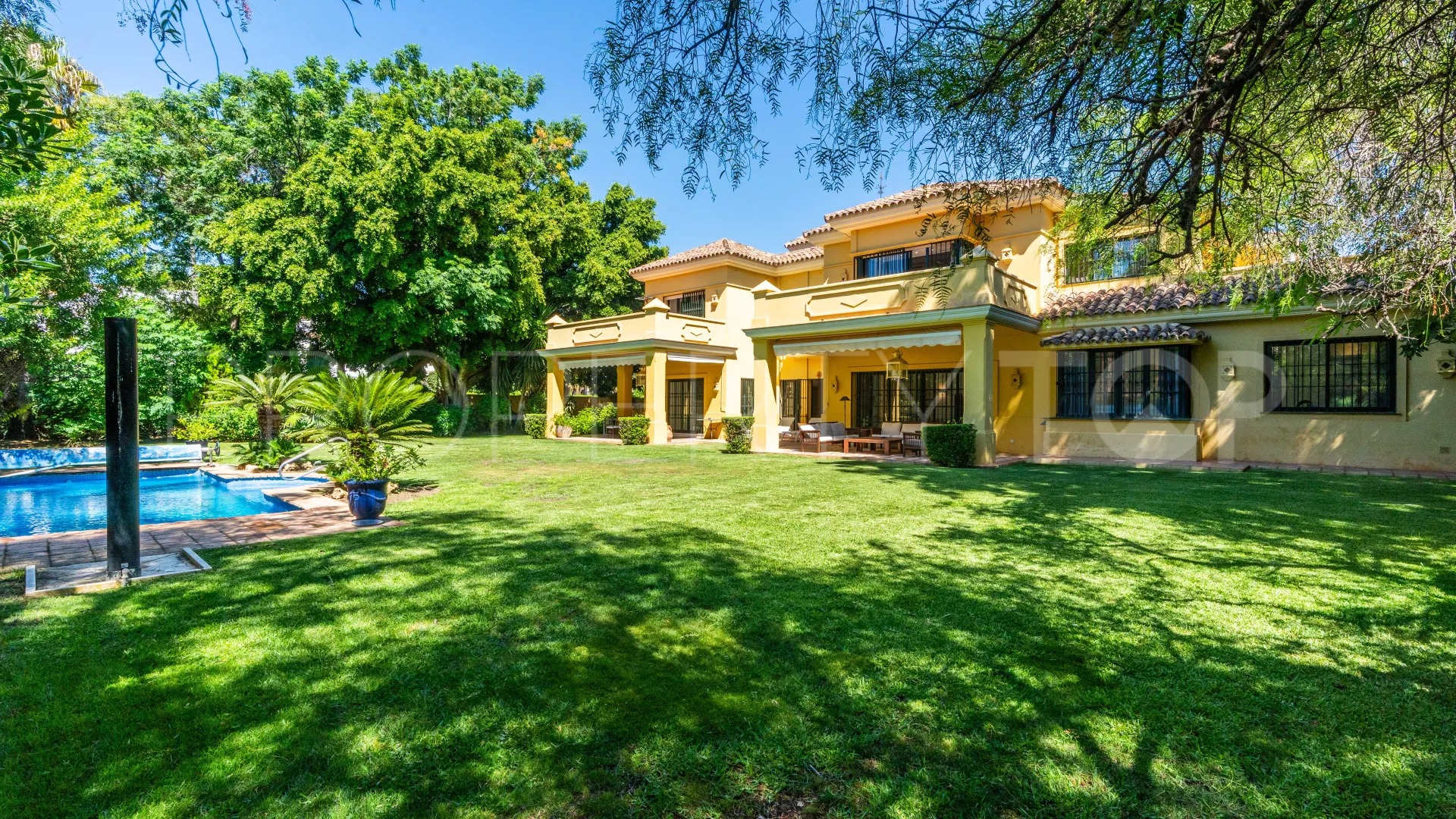 Villa a la venta de 6 dormitorios en Guadalmina Baja