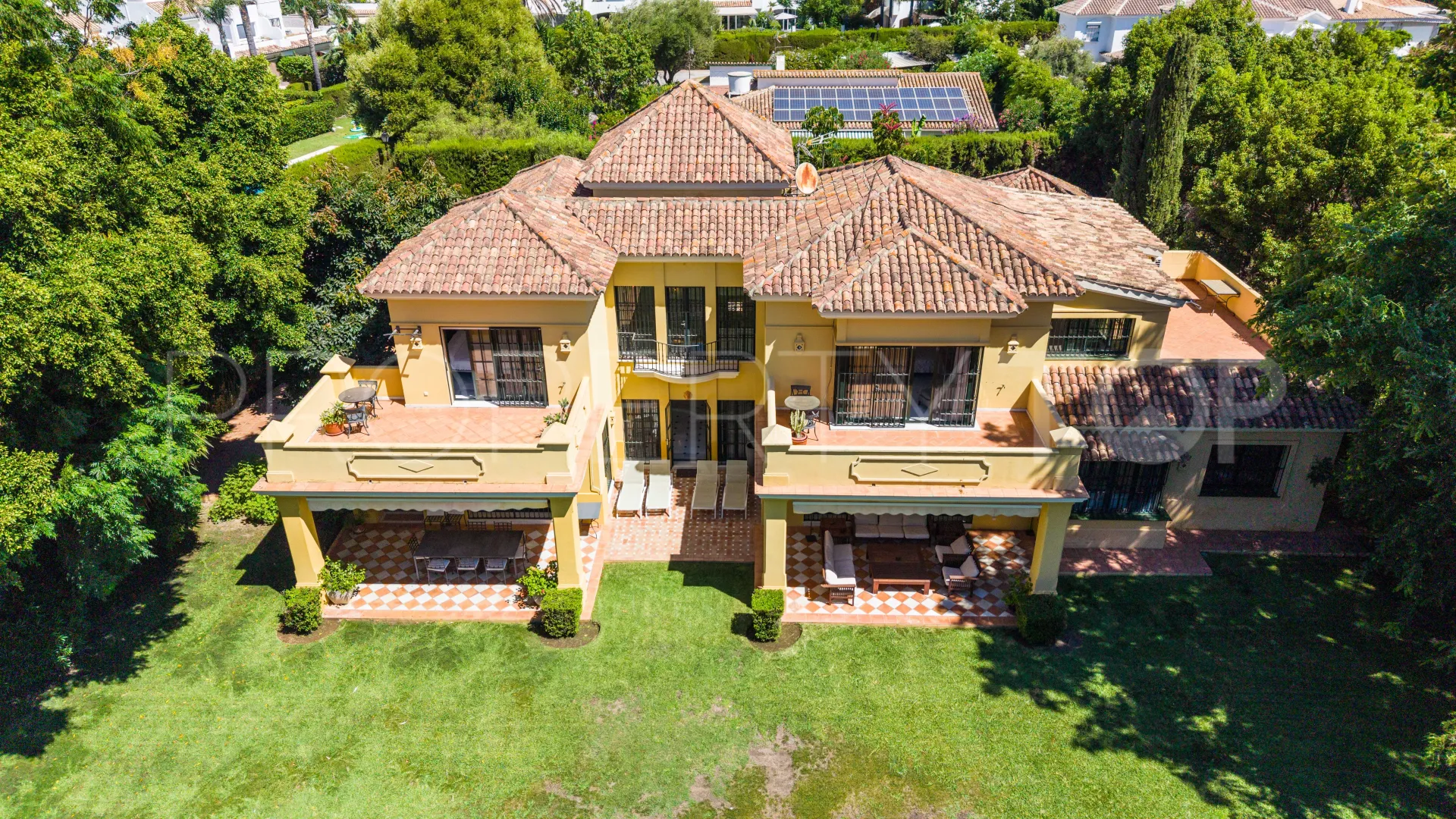 Villa a la venta de 6 dormitorios en Guadalmina Baja