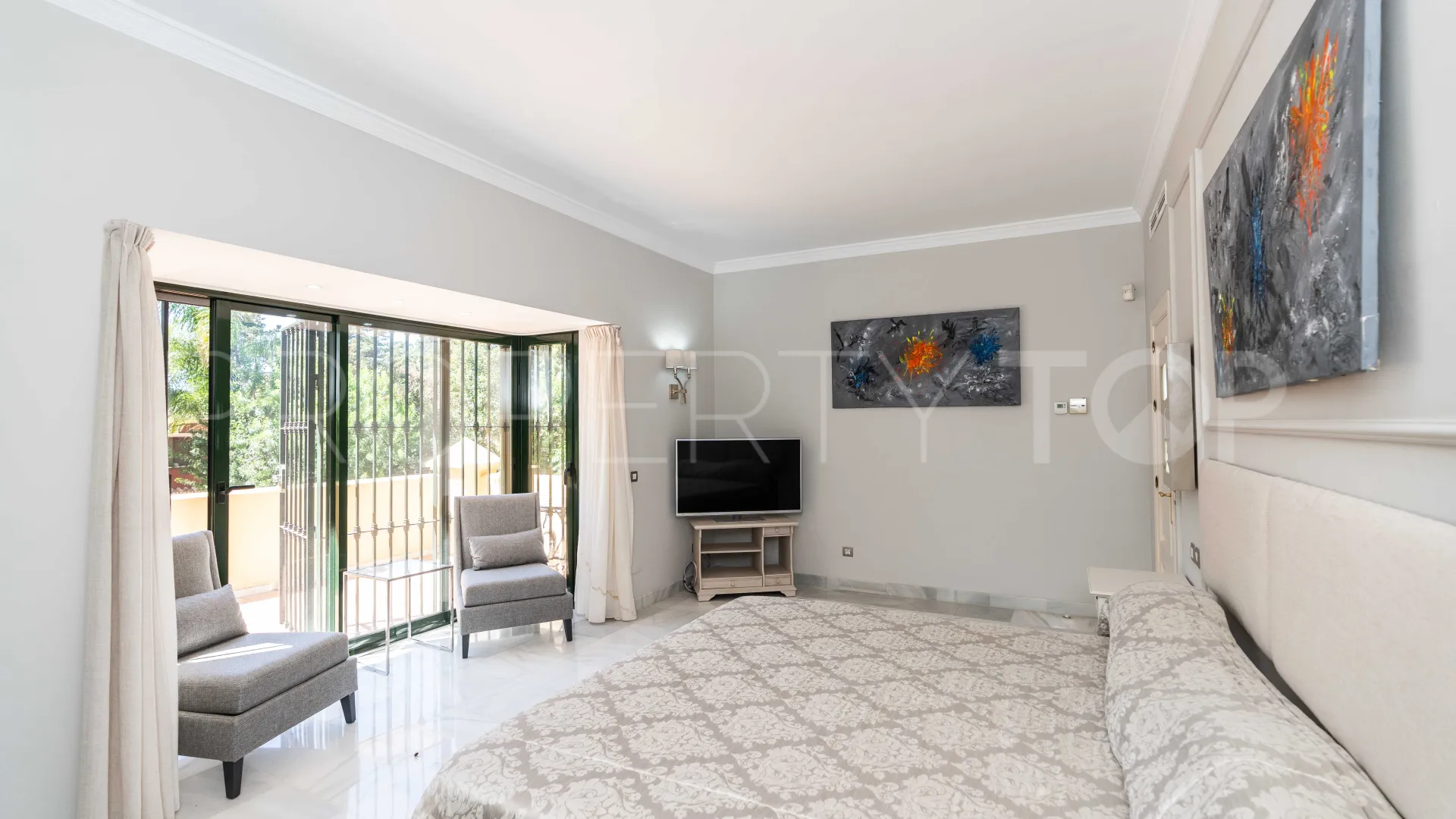 Villa a la venta de 6 dormitorios en Guadalmina Baja