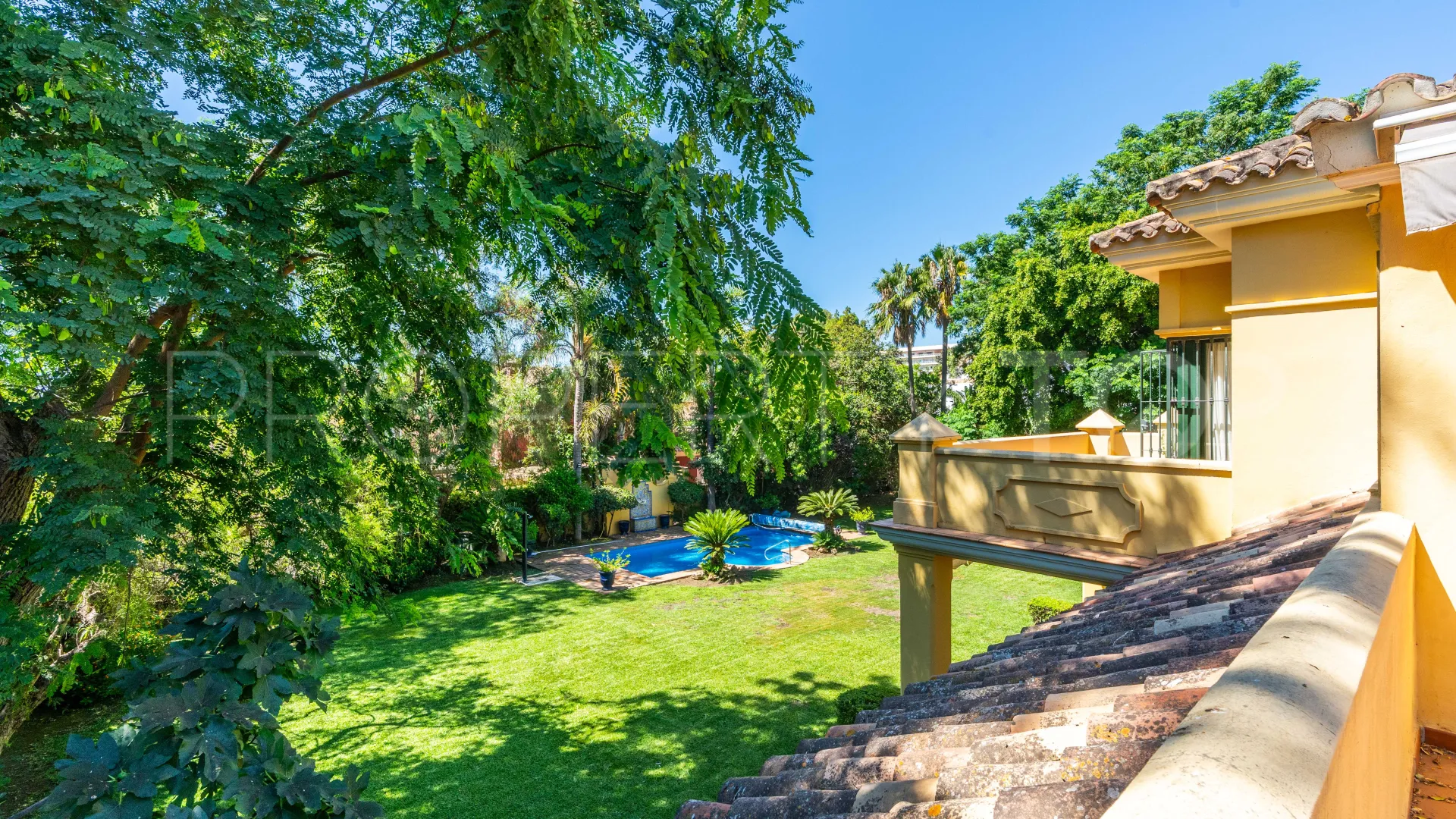Villa a la venta de 6 dormitorios en Guadalmina Baja