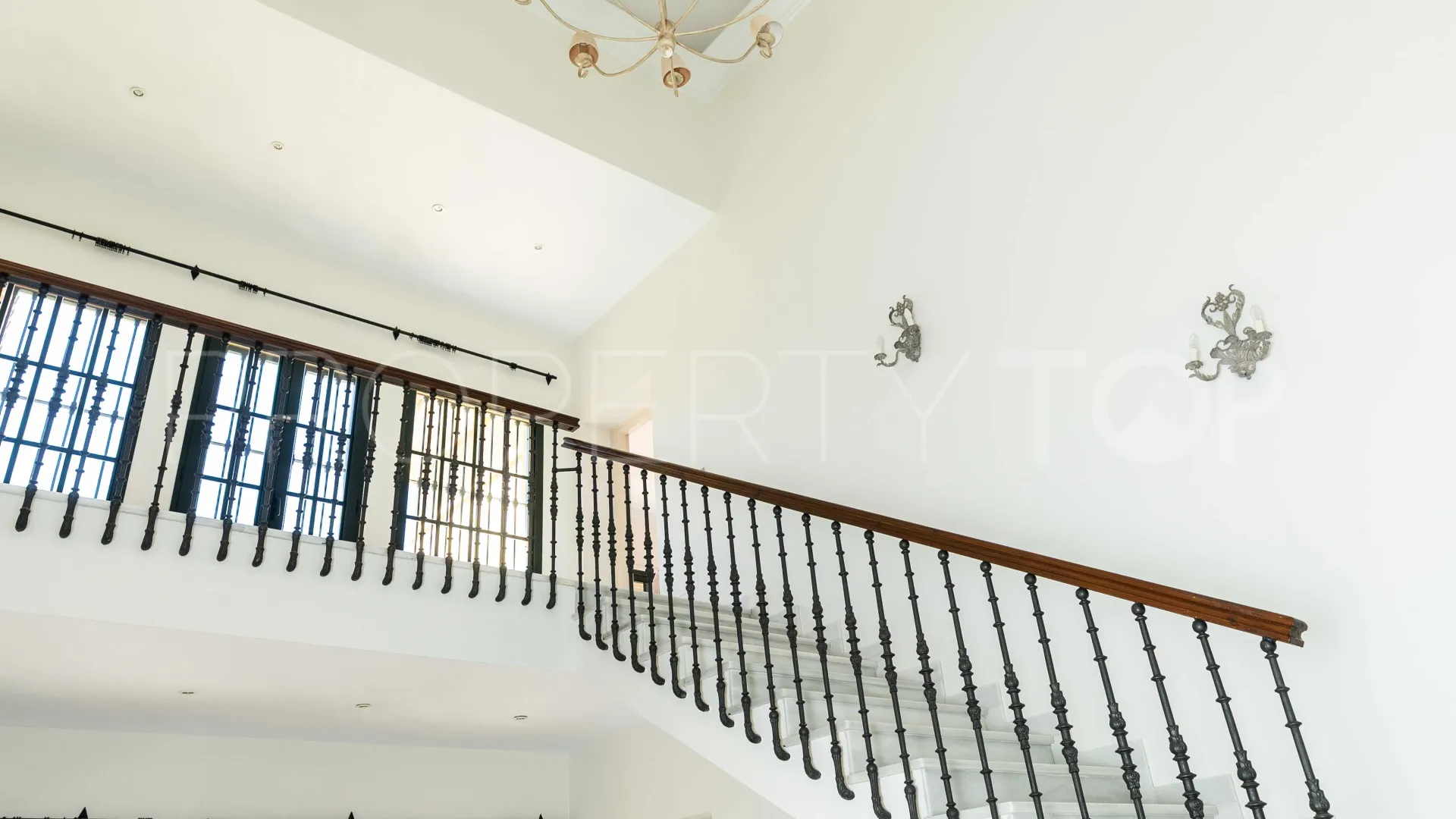 Villa a la venta de 6 dormitorios en Guadalmina Baja