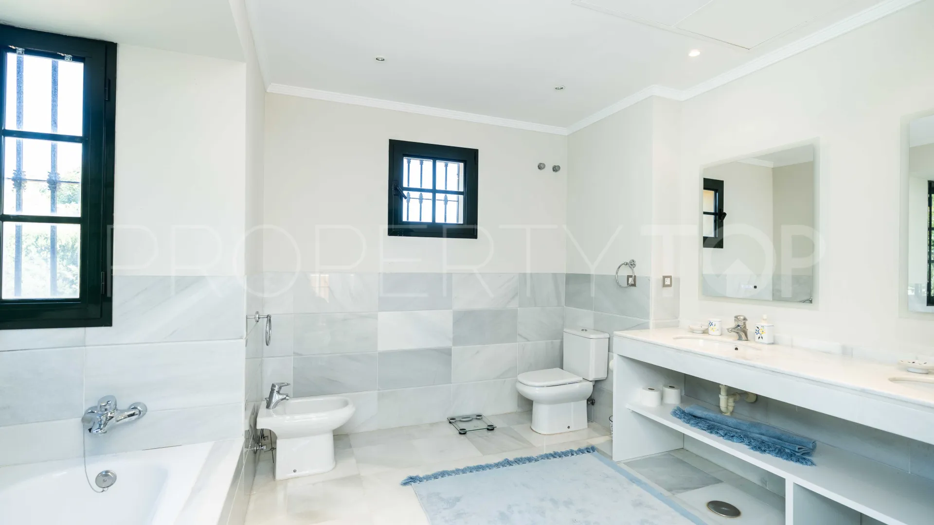 Villa a la venta de 6 dormitorios en Guadalmina Baja