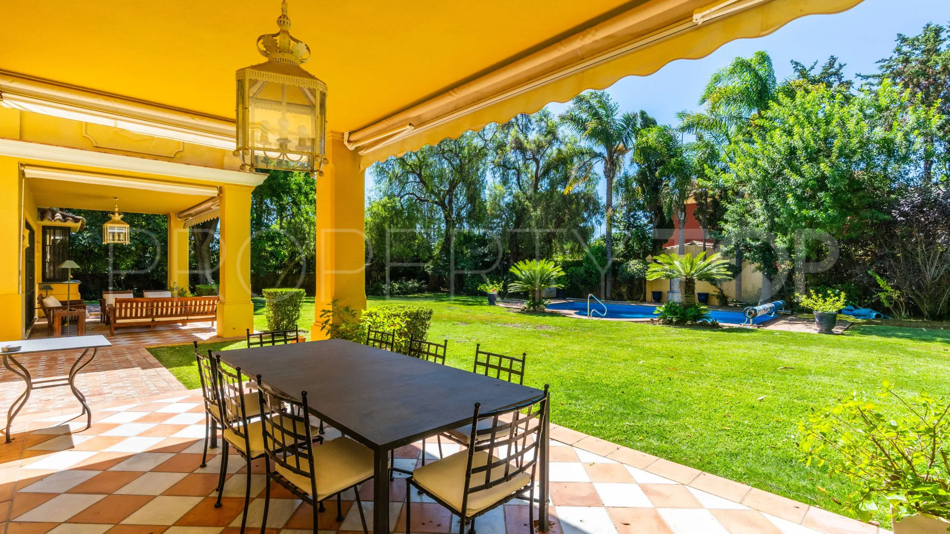Villa a la venta de 6 dormitorios en Guadalmina Baja