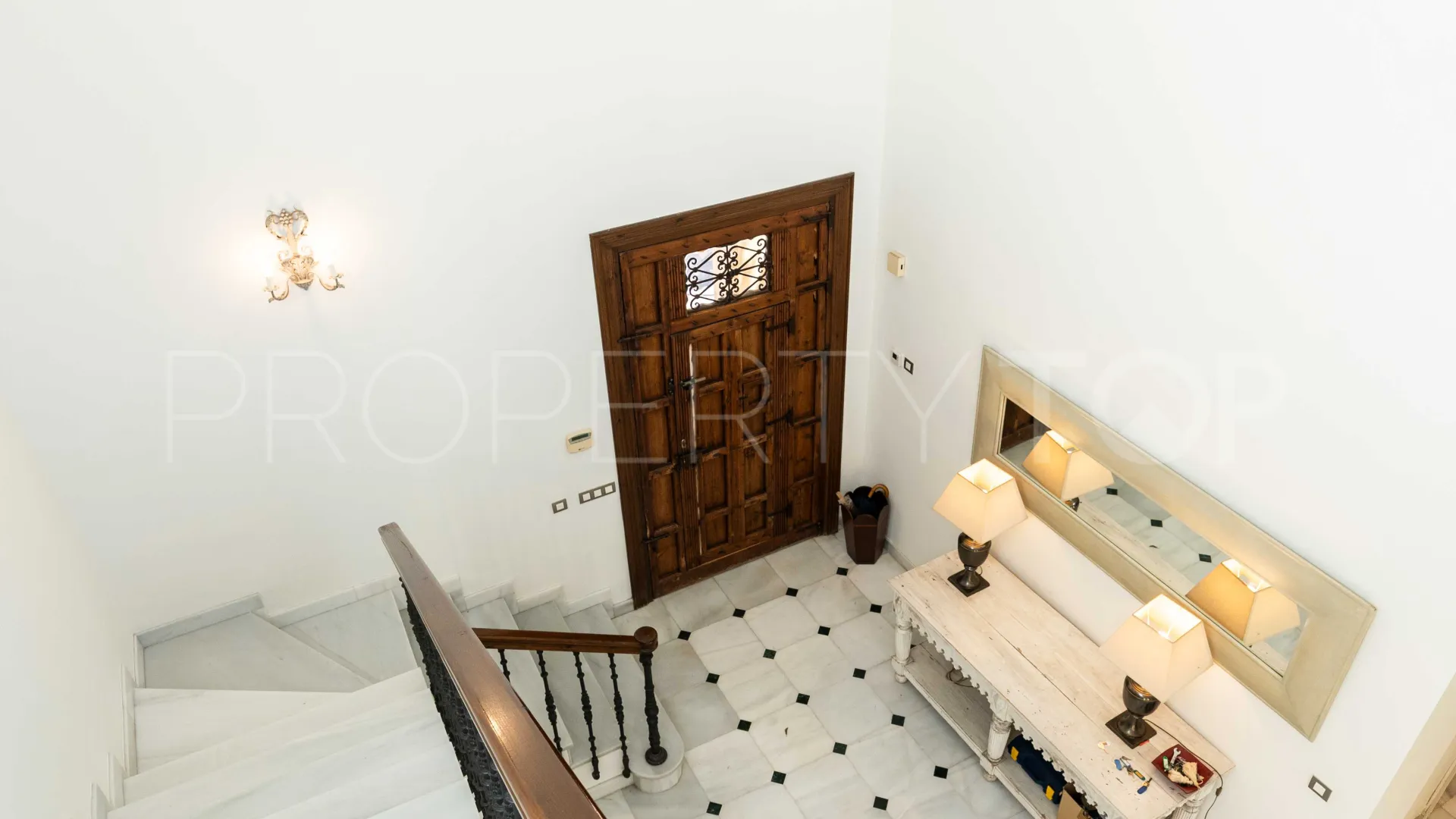 Villa a la venta de 6 dormitorios en Guadalmina Baja
