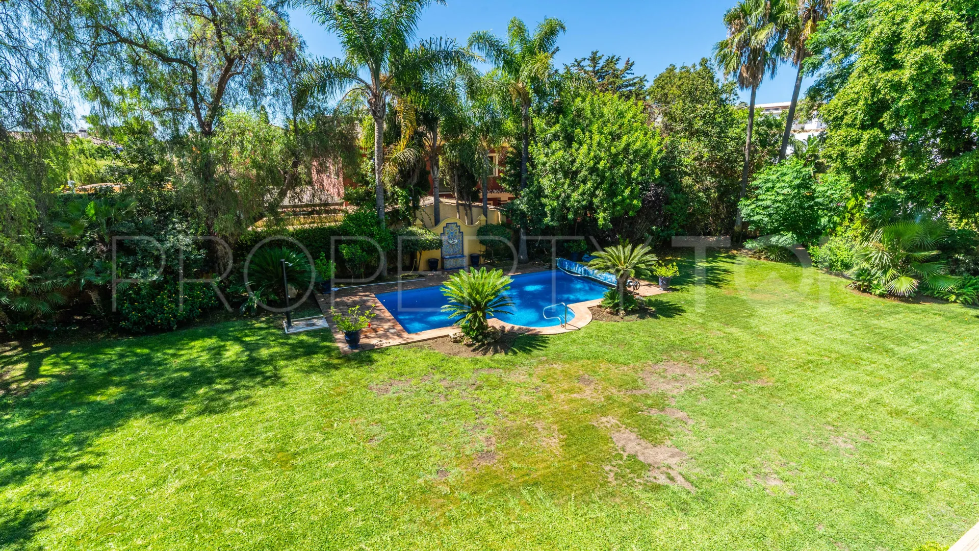 Villa a la venta de 6 dormitorios en Guadalmina Baja