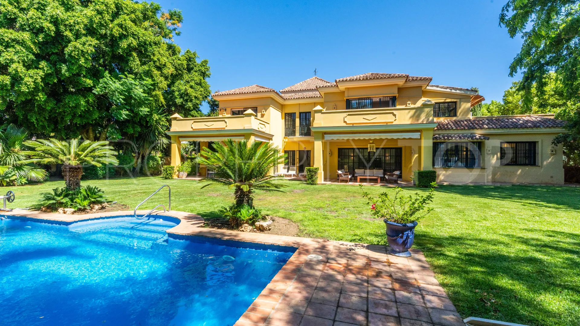 Villa a la venta de 6 dormitorios en Guadalmina Baja