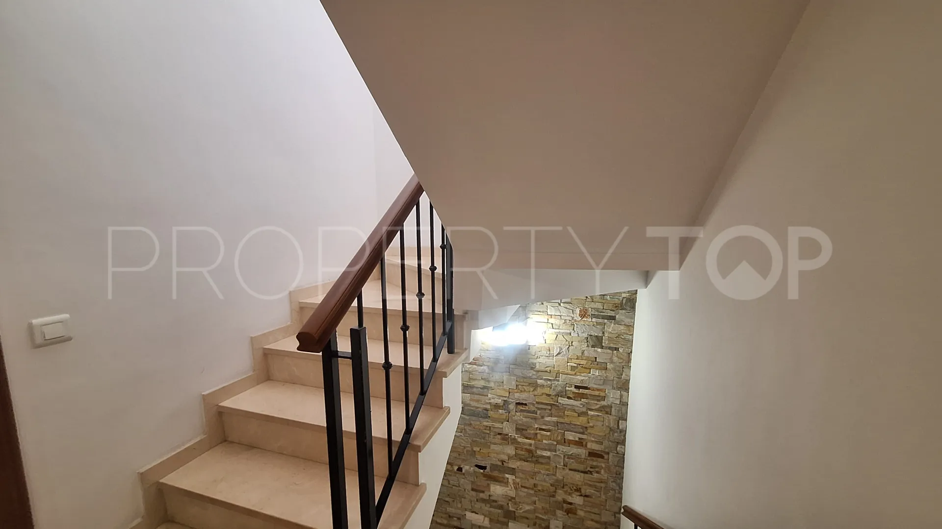 Se vende adosado en Estepona Ciudad de 6 dormitorios