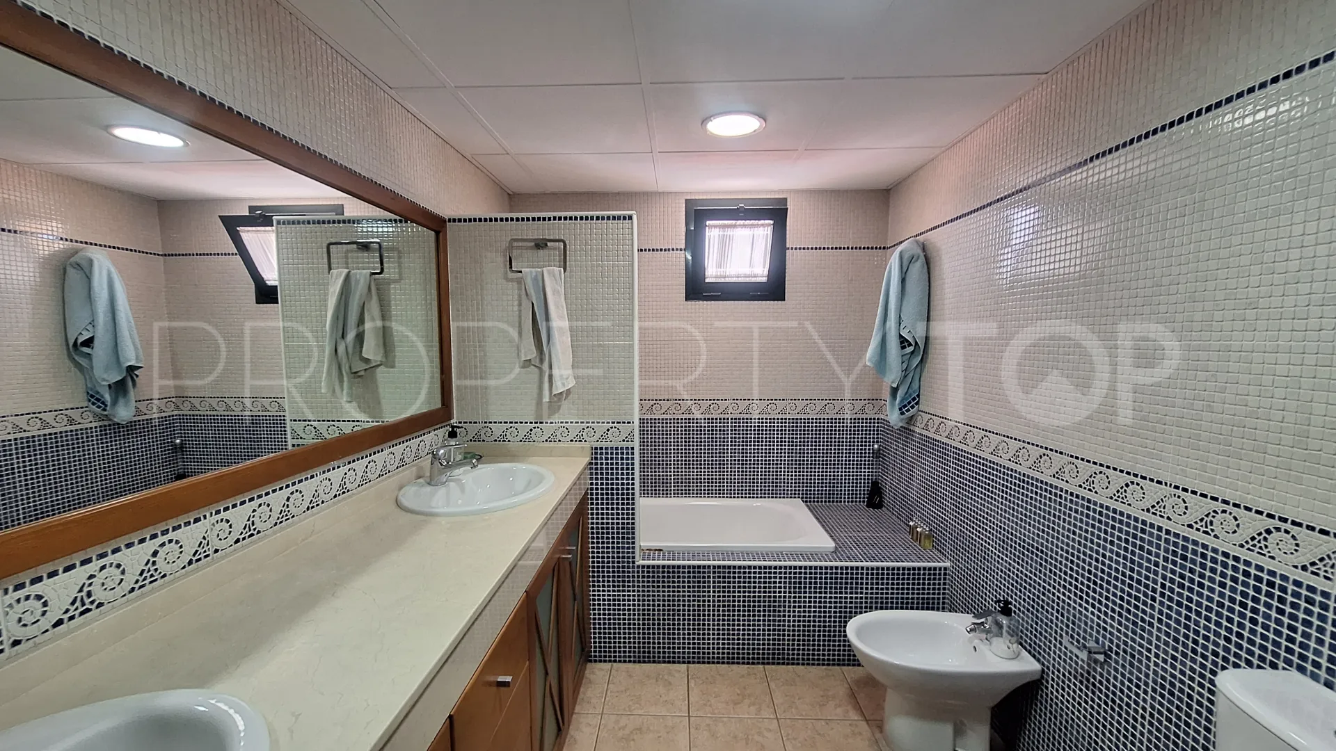 Se vende adosado en Estepona Ciudad de 6 dormitorios
