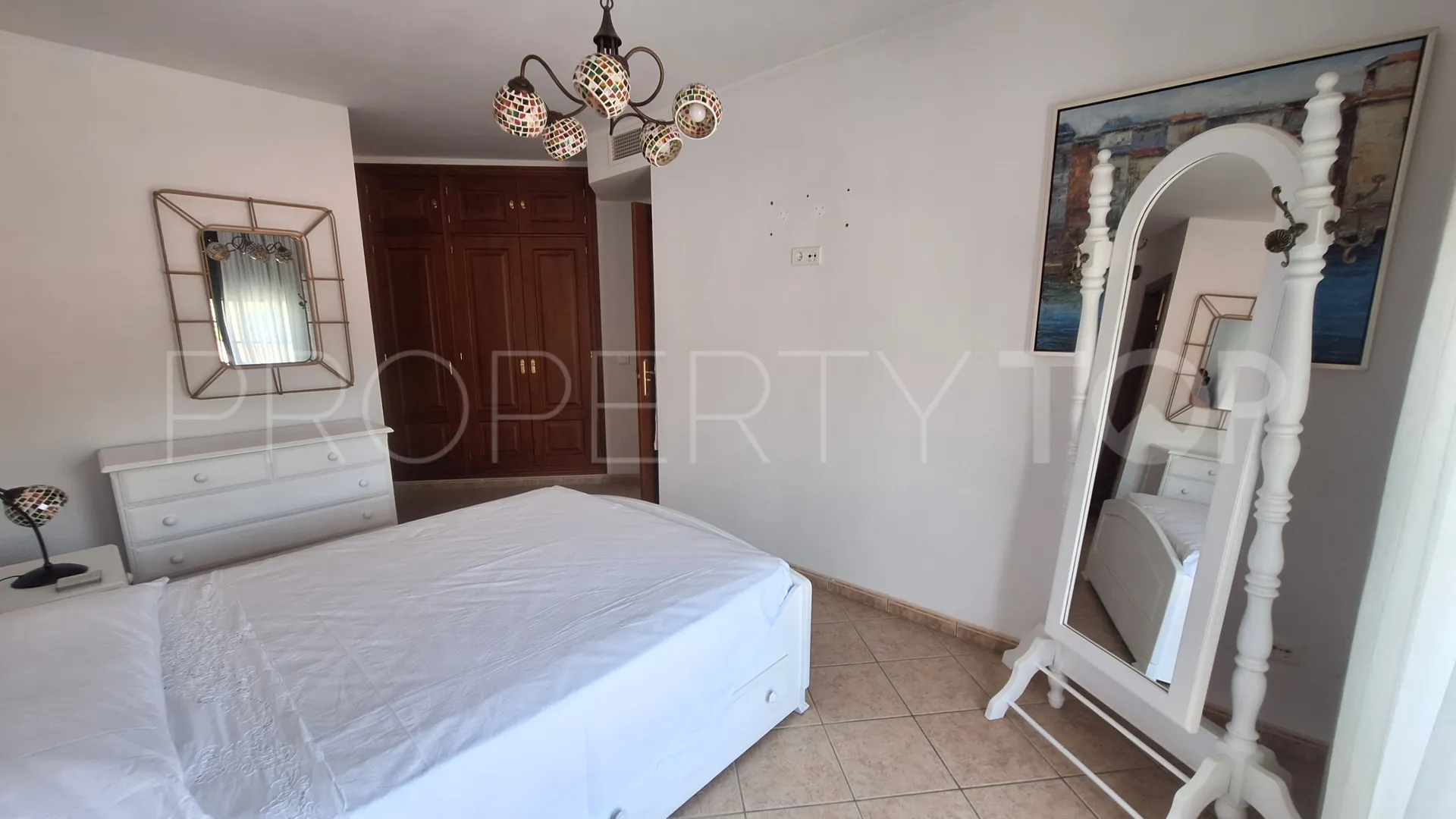 Se vende adosado en Estepona Ciudad de 6 dormitorios