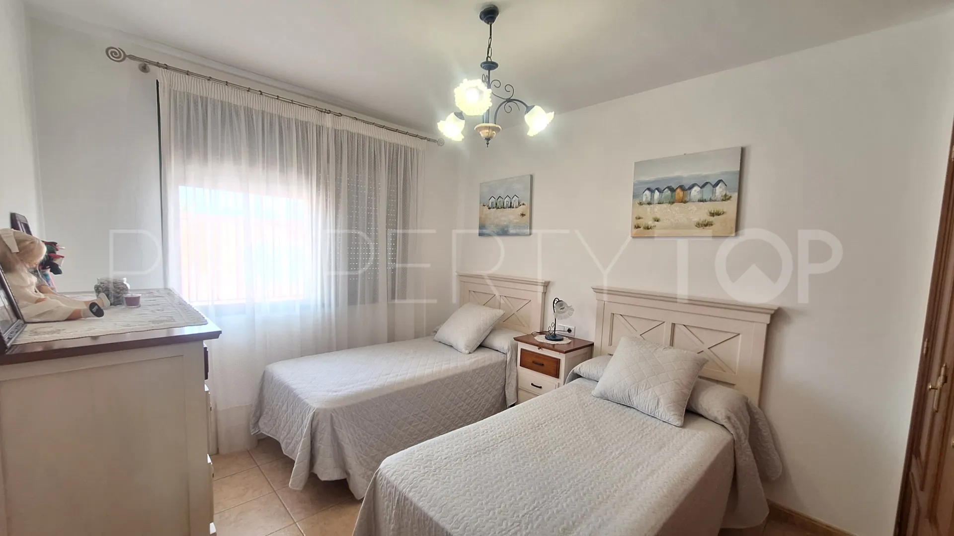Se vende adosado en Estepona Ciudad de 6 dormitorios